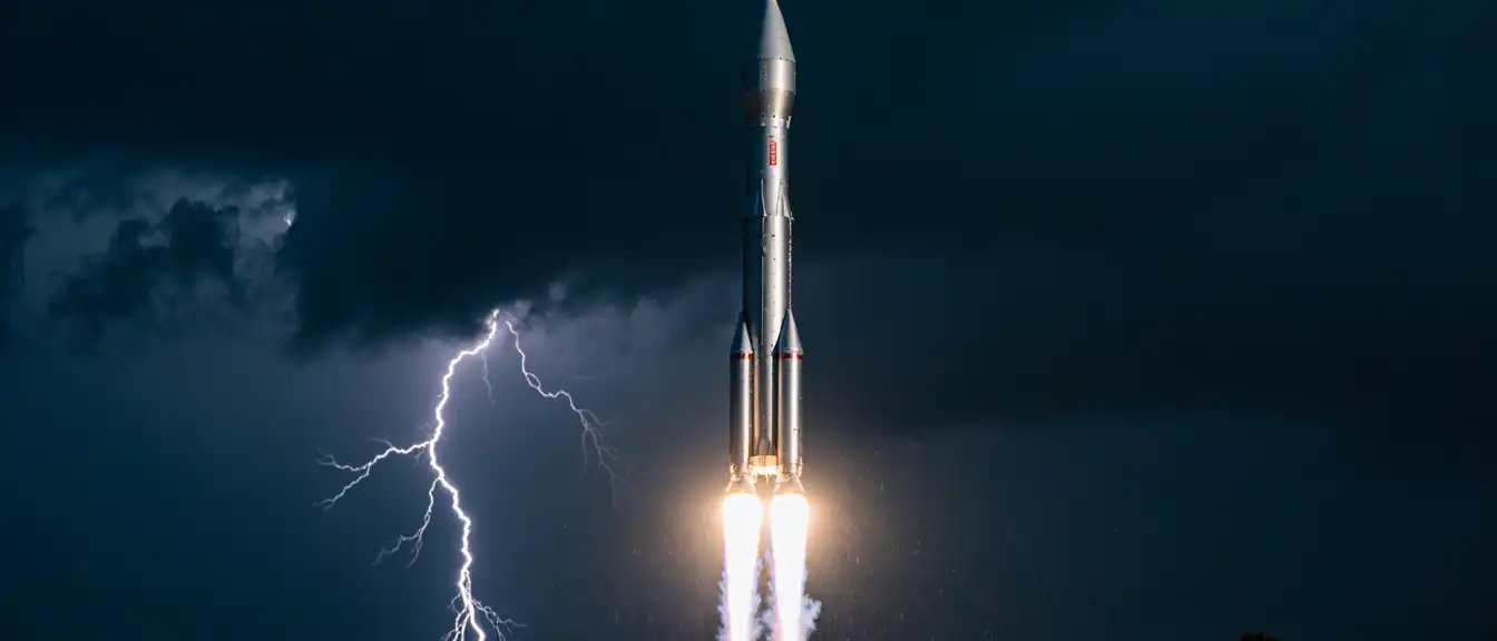 Грозовой сюрприз на старте: как китайская ракета выстояла под ударом молнии